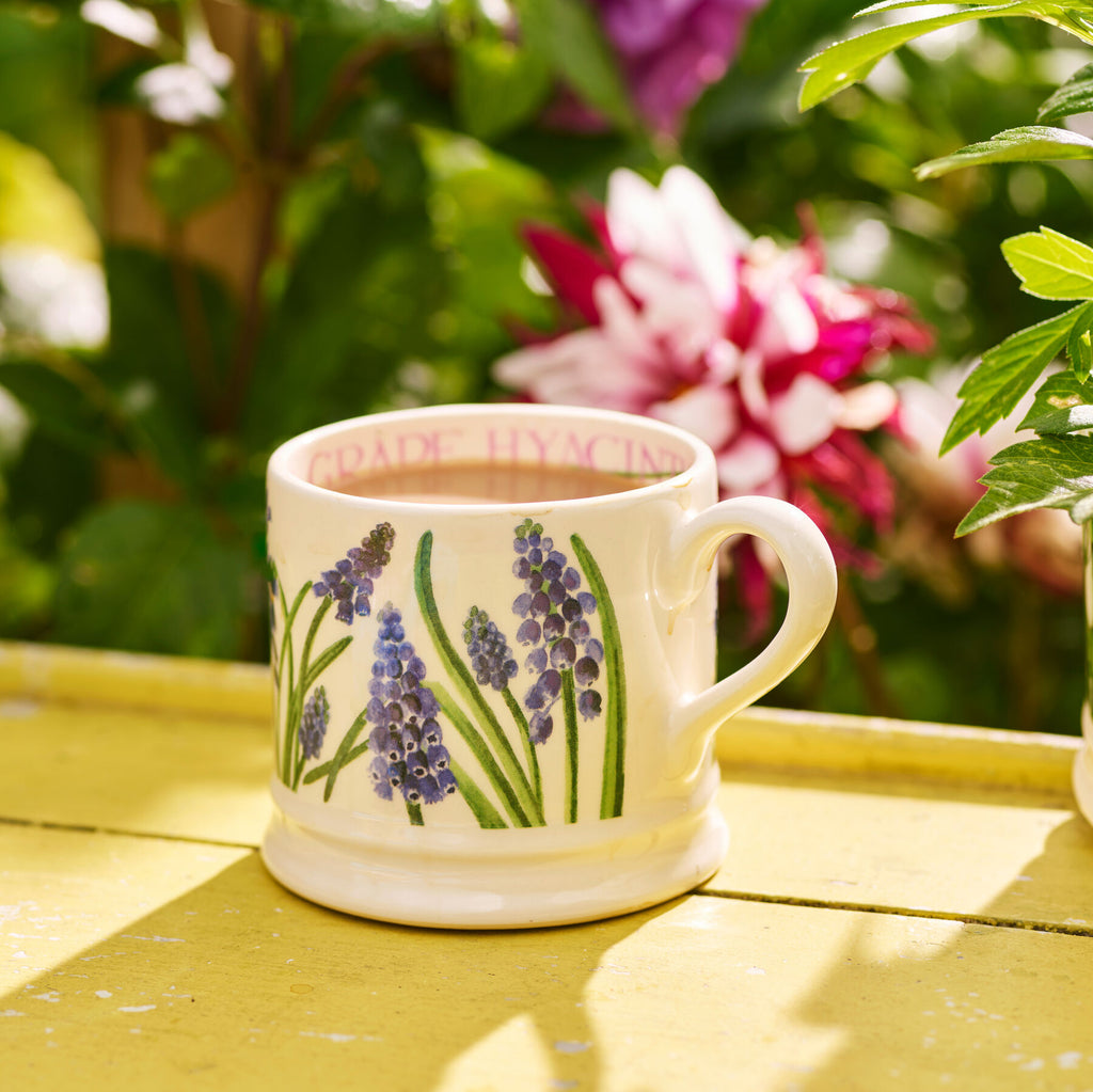 Emma Bridgewater Grape hyacinths small mug - Daisy Park