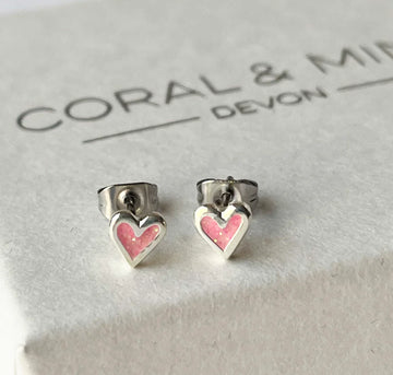 Mini heart studs with pink enamel - Daisy Park